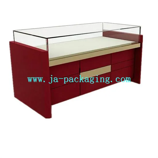 Arddangosfa pren coch gyda chabinetau a droriau